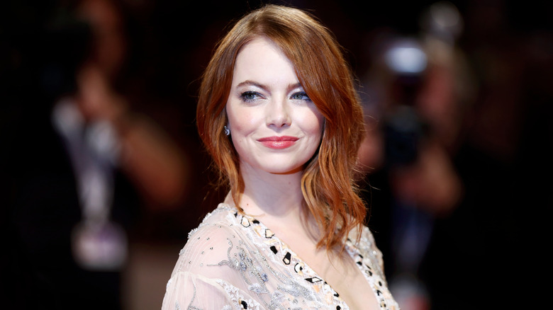 Emma Stone posing at event