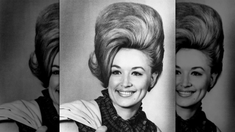 Black and white photo of young Dolly Parton with a massive bouffant