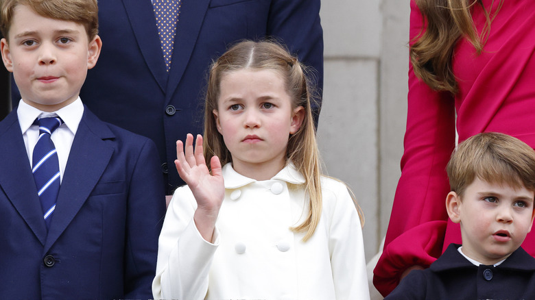 Prince George, Princess Charlotte and Prince Louis waving 