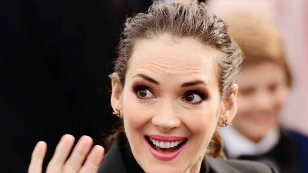 Winona ryder smiling and waving