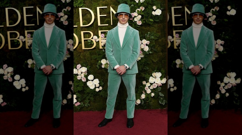 Jeremy Strong posing at the 2025 Golden Globe Awards