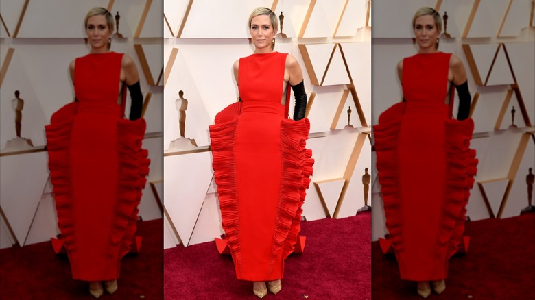 Kristen Wiig walking the red carpet at the 2020 Oscars