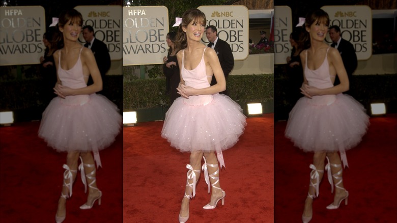 Lara Flynn Boyle walking the red carpet at the 2003 Golden Globe Awards