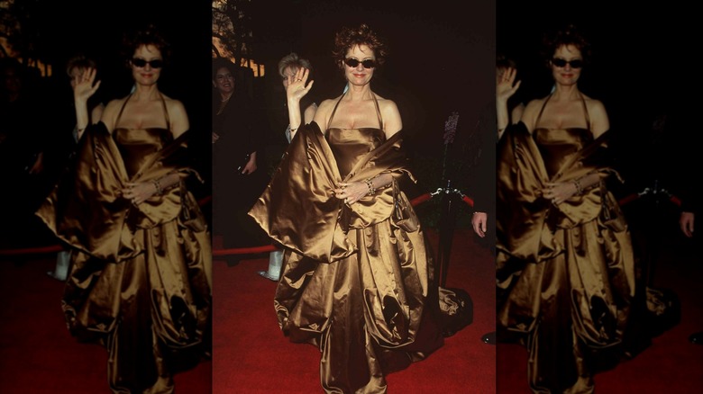 Susan Sarandon smiling and waving at the 1996 Academy Awards