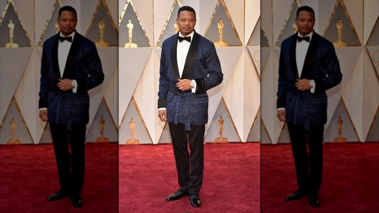 Terrence Howard posing on the red carpet at the 2017 Oscars