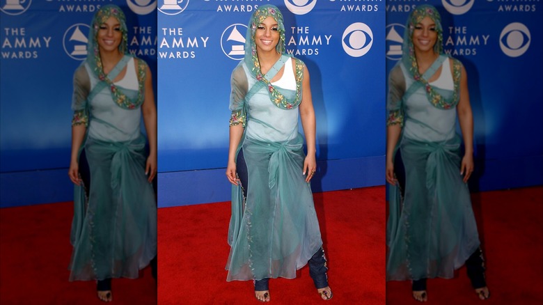 Alicia Keys smiling on the red carpet at the 44th Grammy Awards