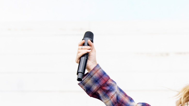 Slayyyter performing
