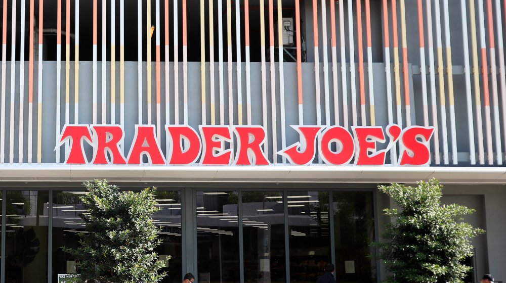 outside view of Trader Joes 