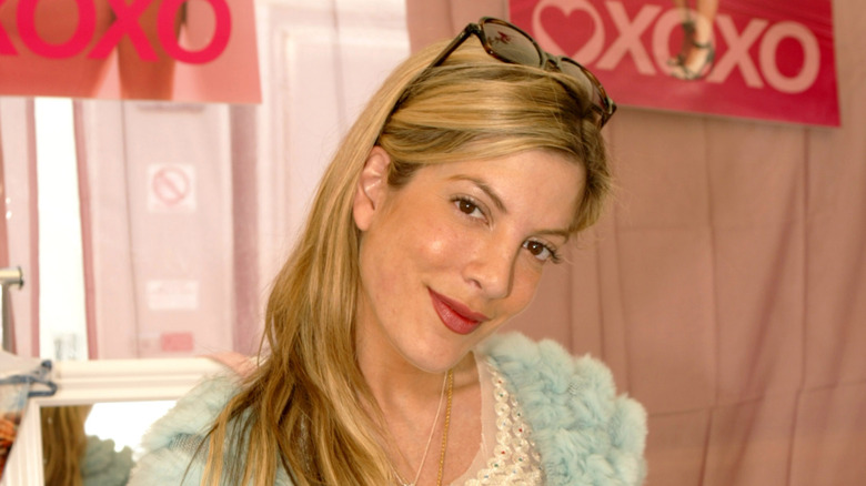 Tori Spelling posing at an event in the 20002
