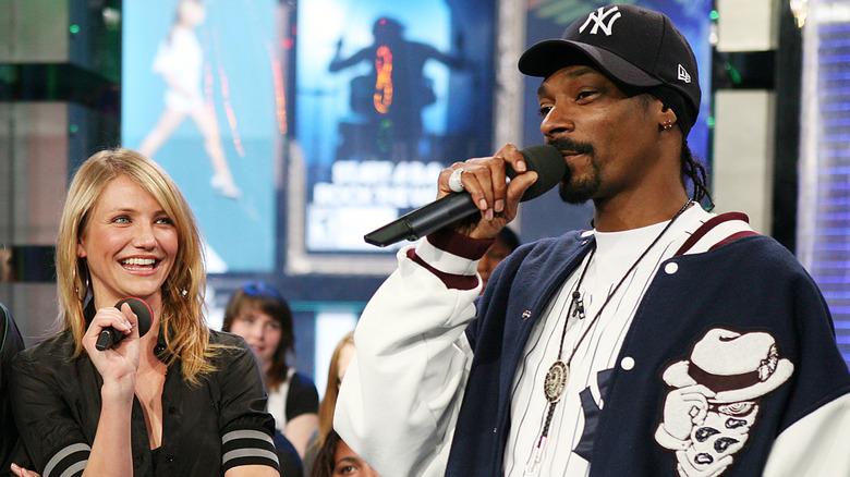 Cameron Diaz looking at Snoop Dogg
