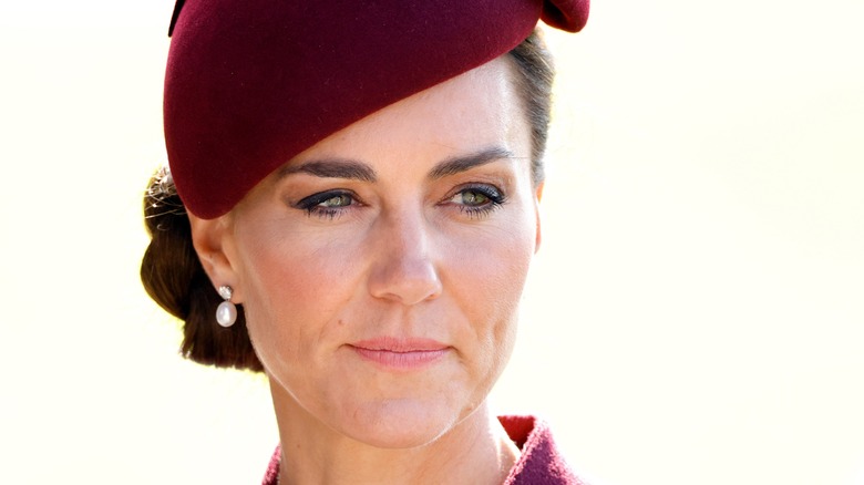 Kate Middleton wearing a mulberry headpiece
