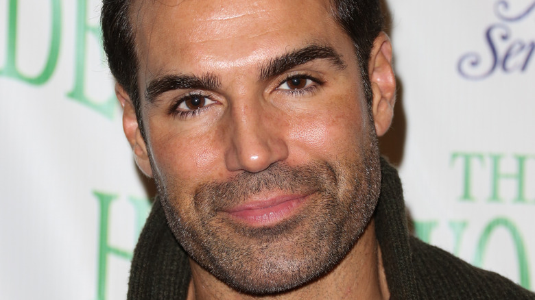 Jordi Vilasuso posing