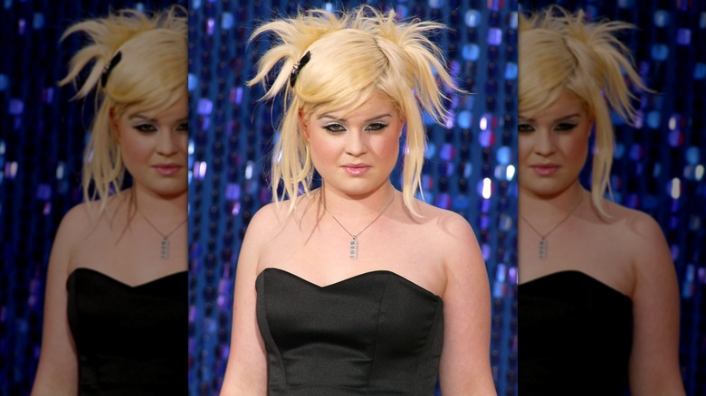 Kelly Osbourne posing