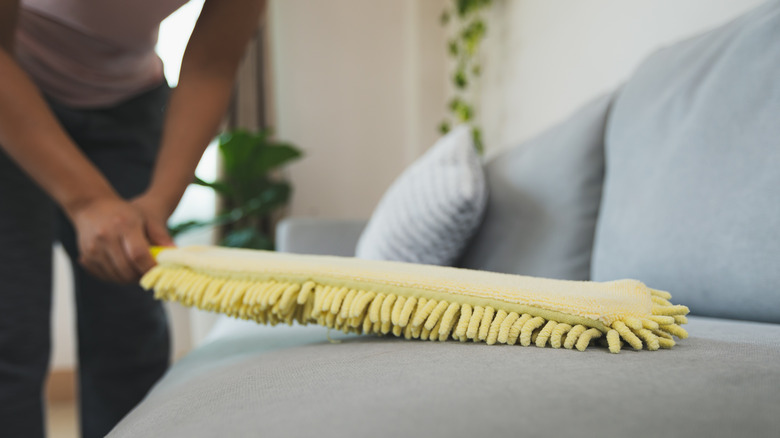 Sofa-cleaning with yellow microfiber duster