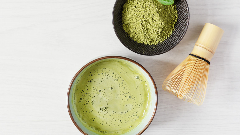 Matcha latte with dry matcha powder