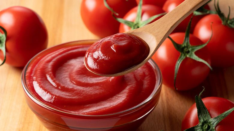 Ketchup and fresh tomatoes