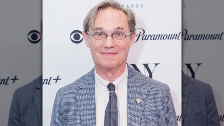 Richard Thomas posing at the Tony Awards