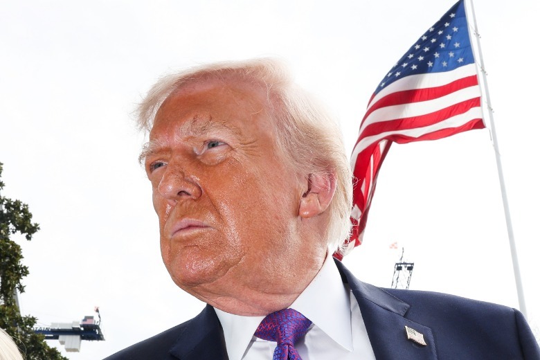 Donald Trump speaks to reporters on the South Lawn of the White House (2026)