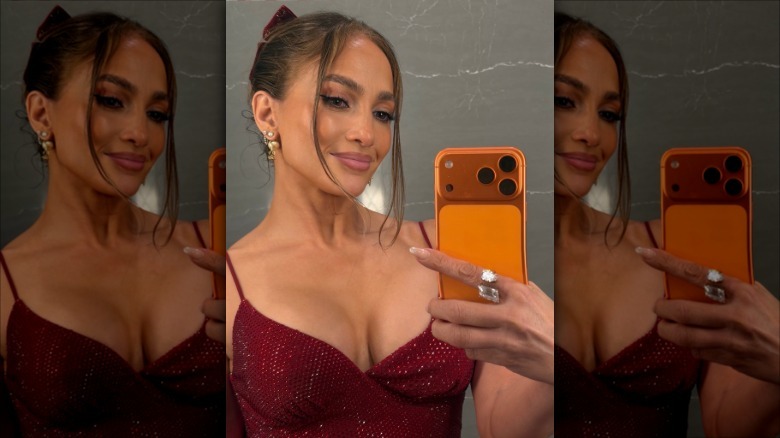 Jennifer Lopez selfie